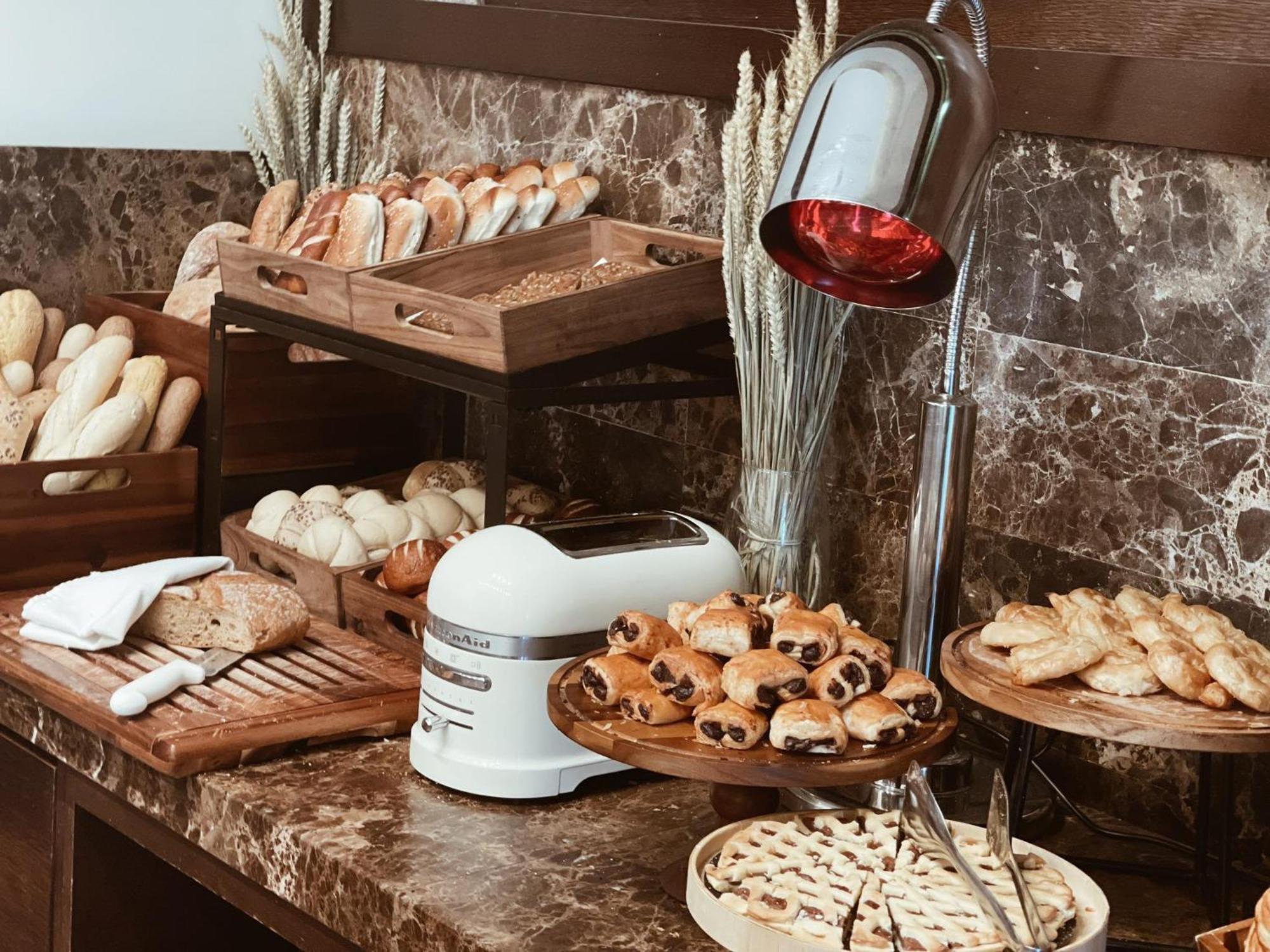 大都会皇宫酒店-奢华精选 贝尔格莱德 外观 照片 A bread station at a buffet